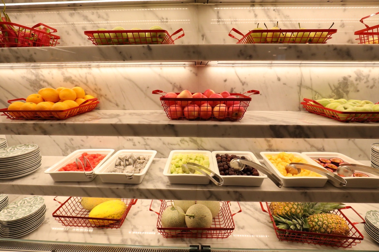 餐廳內特別隔出一間獨立的冷盤區，多種水果、沙拉、起司都在這，如同小型超市。