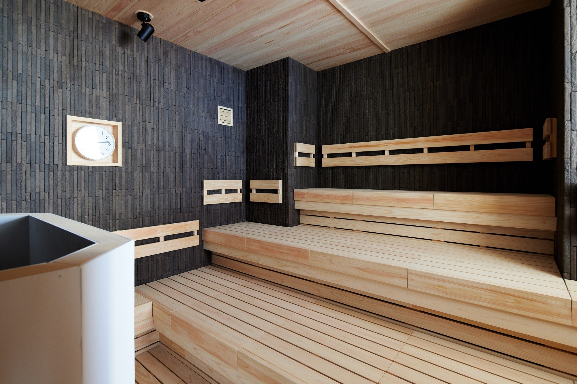 飯店設有最新規格的SAWO自動洗浴桑拿設施，冬日裡還能暖暖桑拿。（Klook提供）