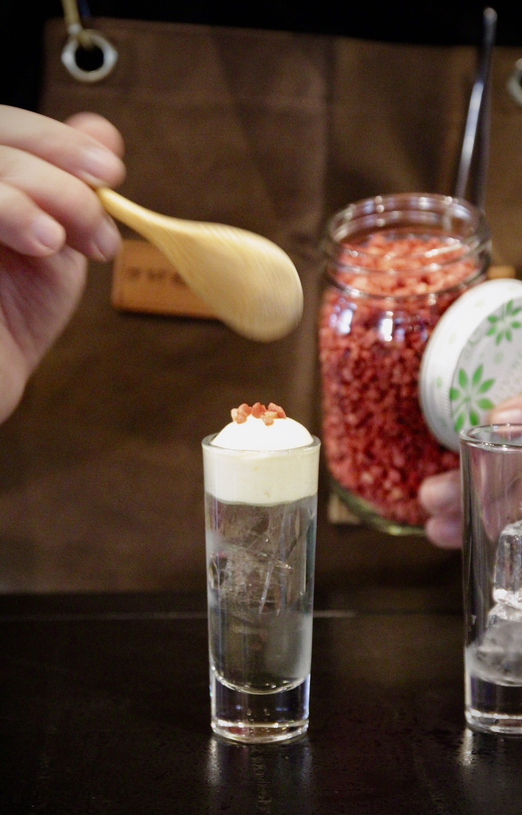 「可愛梅莓Shot」以白可可搭配梅酒的酸甜，乾杯瞬間解膩。（100元／杯）