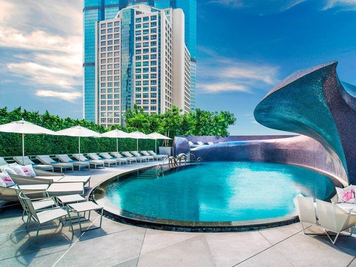 ▲「曼谷W酒店」6樓屋頂泳池吸引愛打卡的旅人爭相來訪。　圖：易遊網／提供