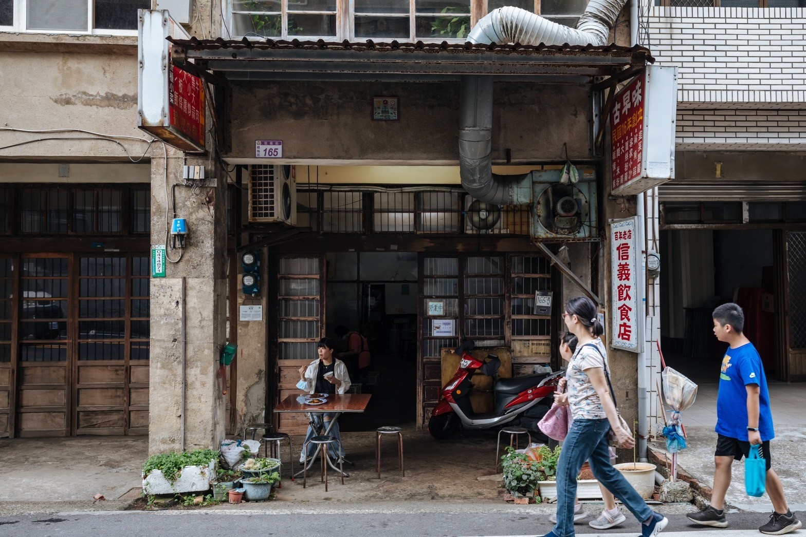 信義飲食店不僅料理是傳統客家菜，就連店面、裝潢都是從以前保留至今的正港古早味。