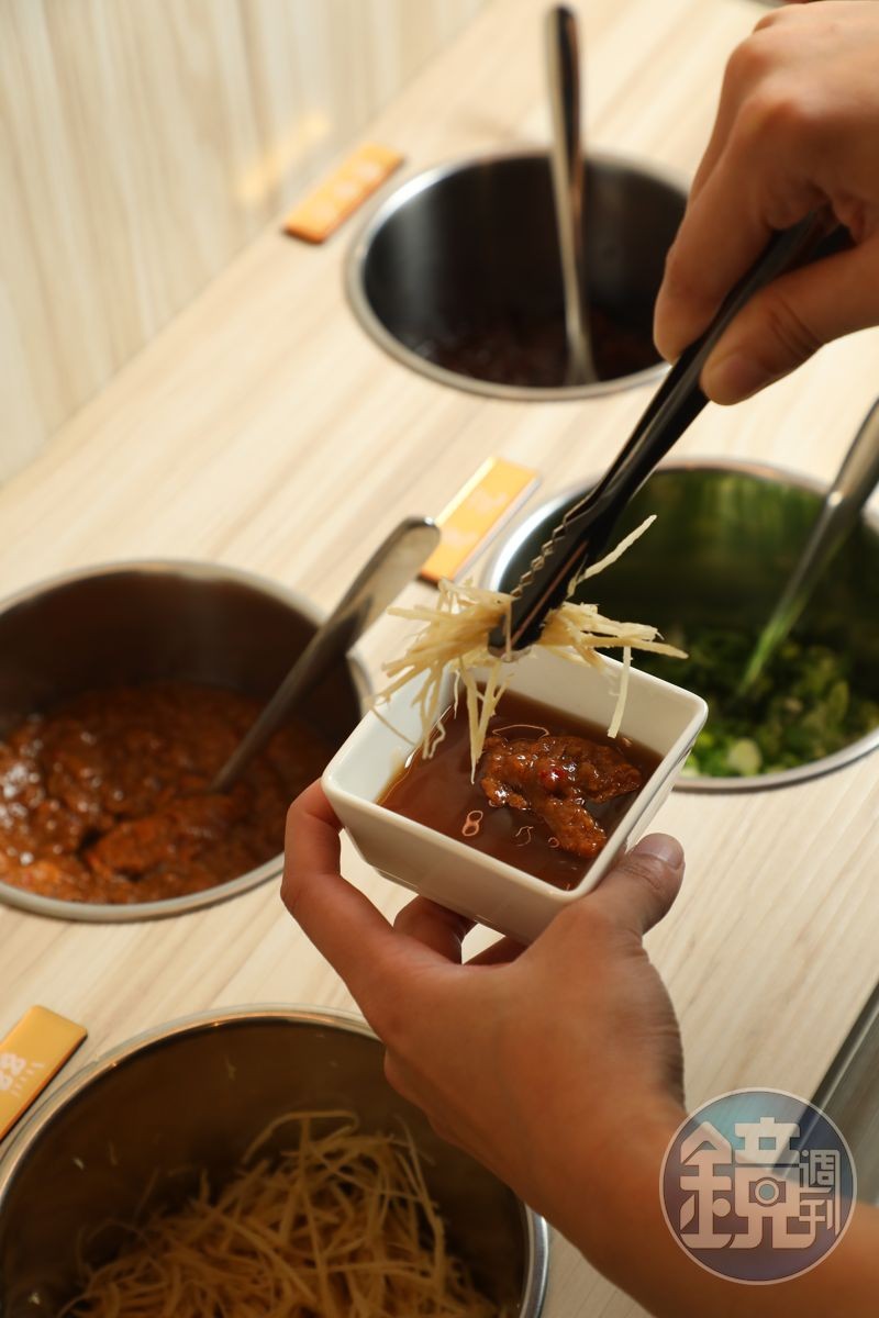 調料台上備有台南風味的甜醬油、薑絲與豆瓣醬。