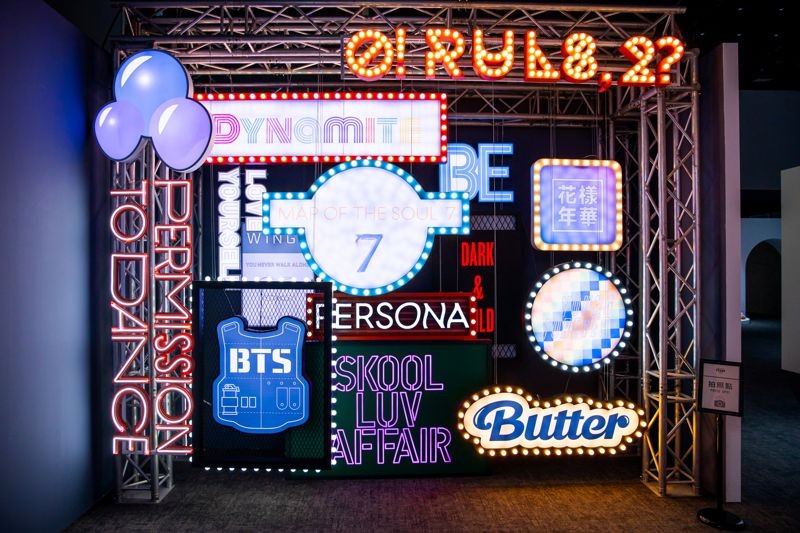 展覽中設計BTS歌曲的燈排讓粉絲打卡留念。（iMe TW提供）