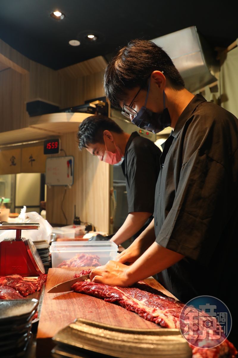 分切牛肉是一門專業，Seal請了專業廚師，自己也邊做邊學。