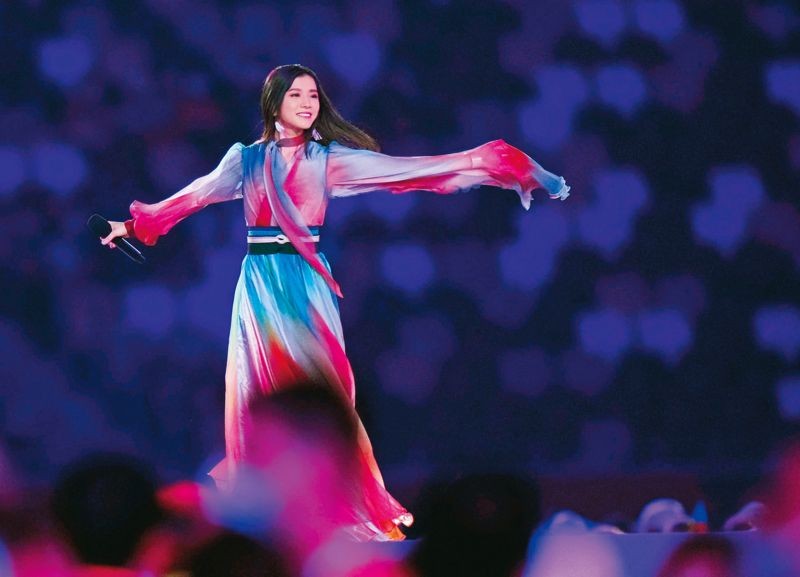 	milet前年登上東京奧運閉幕典禮，獻唱〈愛的讚歌〉。（東方IC）