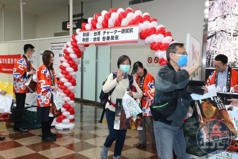 首航班機的179位乘客，一出關就受到熱烈歡迎並收到秋田縣政府準備的伴手禮。