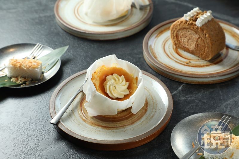 「山崎樽熟成梅酒巴斯克」（前）和「曼谷泰奶酥菠蘿生乳捲」（右後）是黑浮集團甜點主廚特別設計的風味甜點。（皆180元／份）
