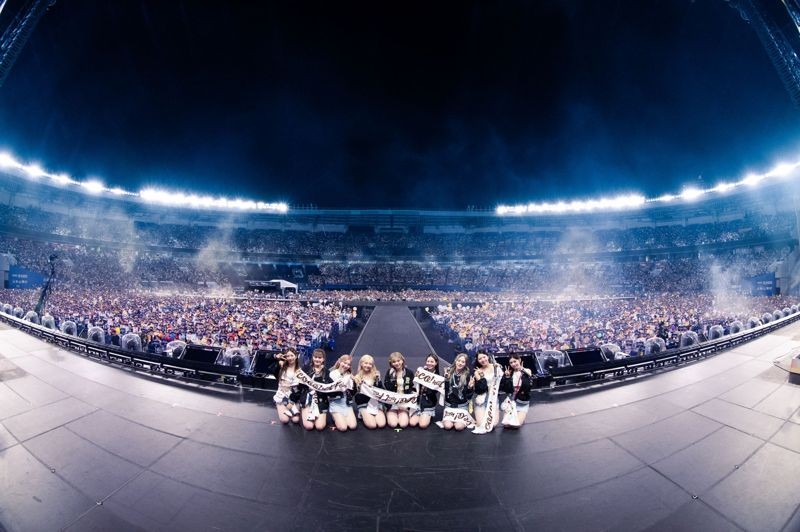 NiziU去年起在日本舉辦萬人體育館巡迴演唱會，場場爆滿。（映珈娛樂提供）