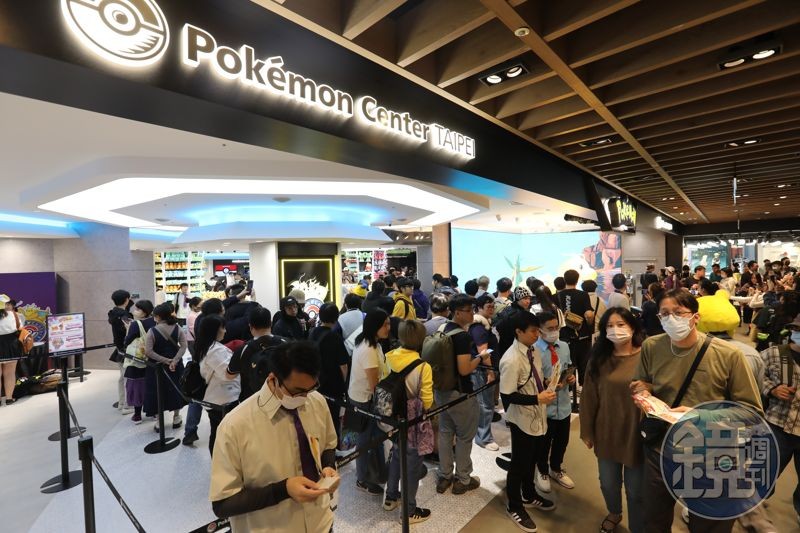 寶可夢中心台北分店上週五開店，吸引許多粉絲前往朝聖。