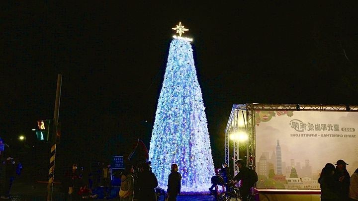 ▲台北捷運公司於大安森林公園11號出入口，打造9公尺高大型聖誕樹。　圖：台北市政府觀光傳播局／提供