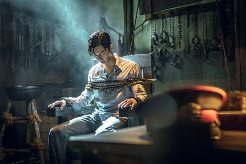 朴敘俊想起《京城怪物》開拍第一場戲，竟是在寒冷天氣被銬在椅子上審問。（Netflix提供）
