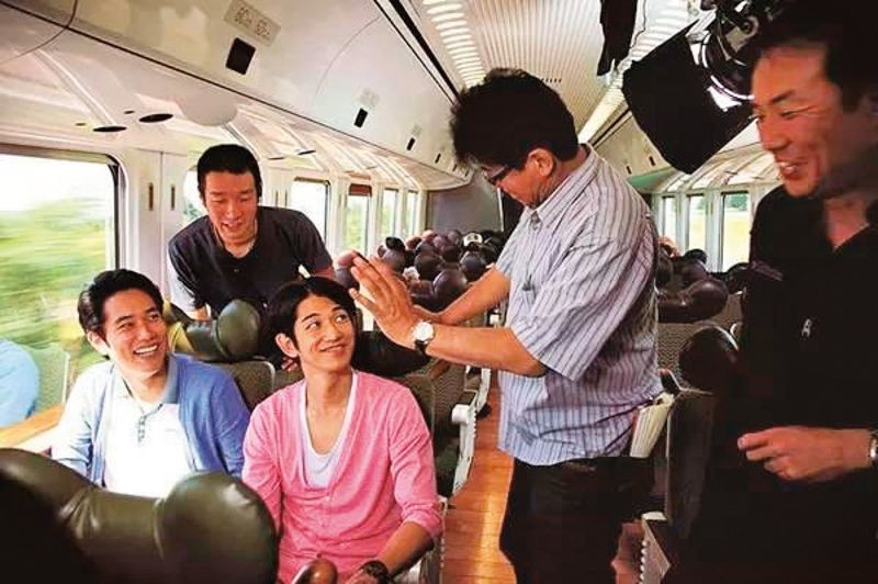 森田芳光（右2）指導《幸福特快車》主角松山研一（前排左起）和永山瑛太演出。（翻攝自kknews.cc）