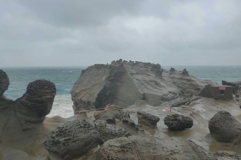 東北角海岸知名自然地景「象鼻岩」因海水長期沖蝕及自然風化，象鼻岩體在16日下午斷裂。（新北市瑞芳區公所提供）