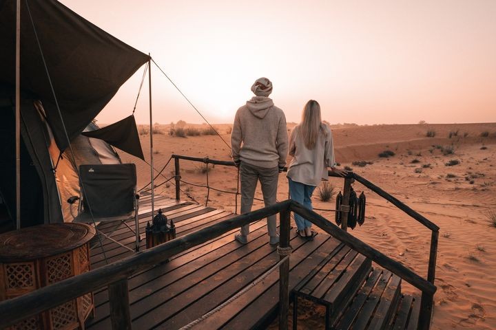 ▲旅客可在杜拜踏上難忘的沙漠過夜之旅，體驗沙漠飆沙與騎駱駝等驚險刺激活動。　圖：杜拜經濟旅遊部／來源