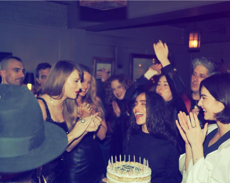 生日派對由現任貓女柔伊克萊維茲（右）手捧蛋糕，獻給壽星泰勒絲（左）。（翻攝自Taylor Swift官方Instagram）