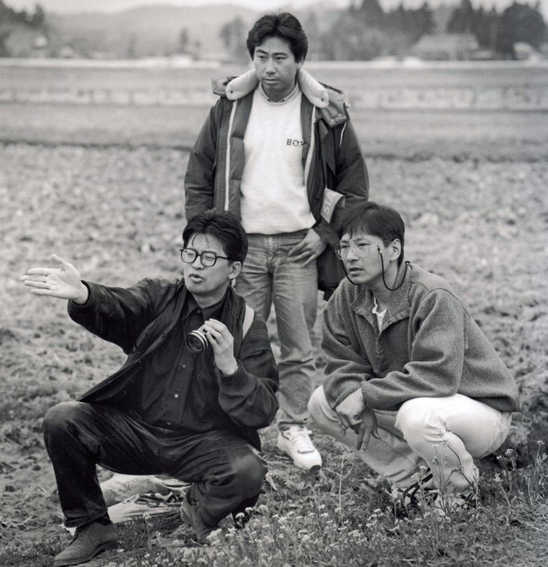 《春天情書》以電腦通信為題材，森田芳光（左）與工作人員外出取景。（高雄電影節提供）