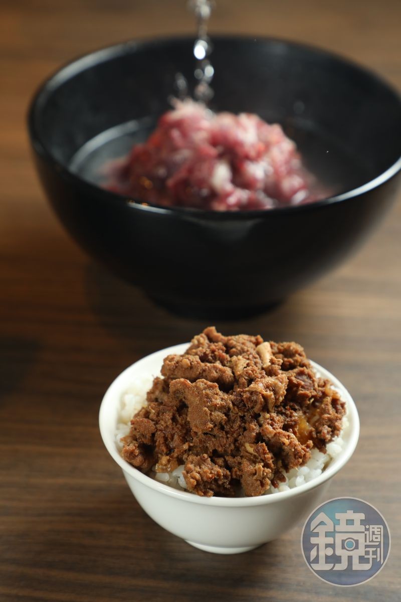 點「溫體牛肉湯」會附上牛肉燥飯。（150元／小份、250元／大份）