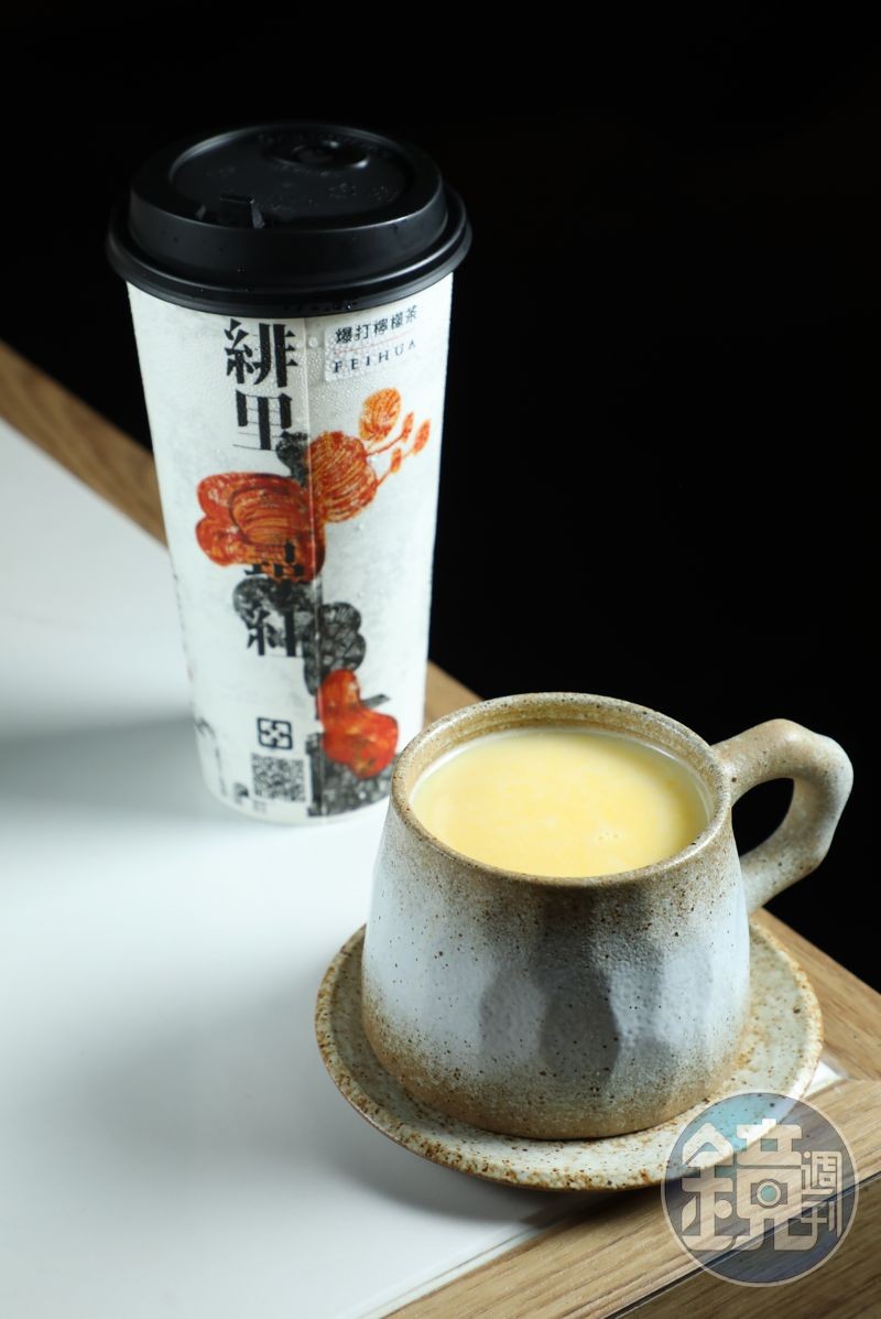 火鍋店也搶佔手搖飲市場，「爆打檸檬茶」（後）真材實料；台灣少見的熱呼呼「玉米汁」（前）香濃解辣。（皆80元／杯）