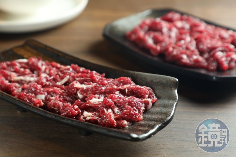饕客最愛的「頂級上選溫體牛肉」（前，480元／份）和肉質鮮甜的「溫體赤身牛肉」（後，350元／份）。