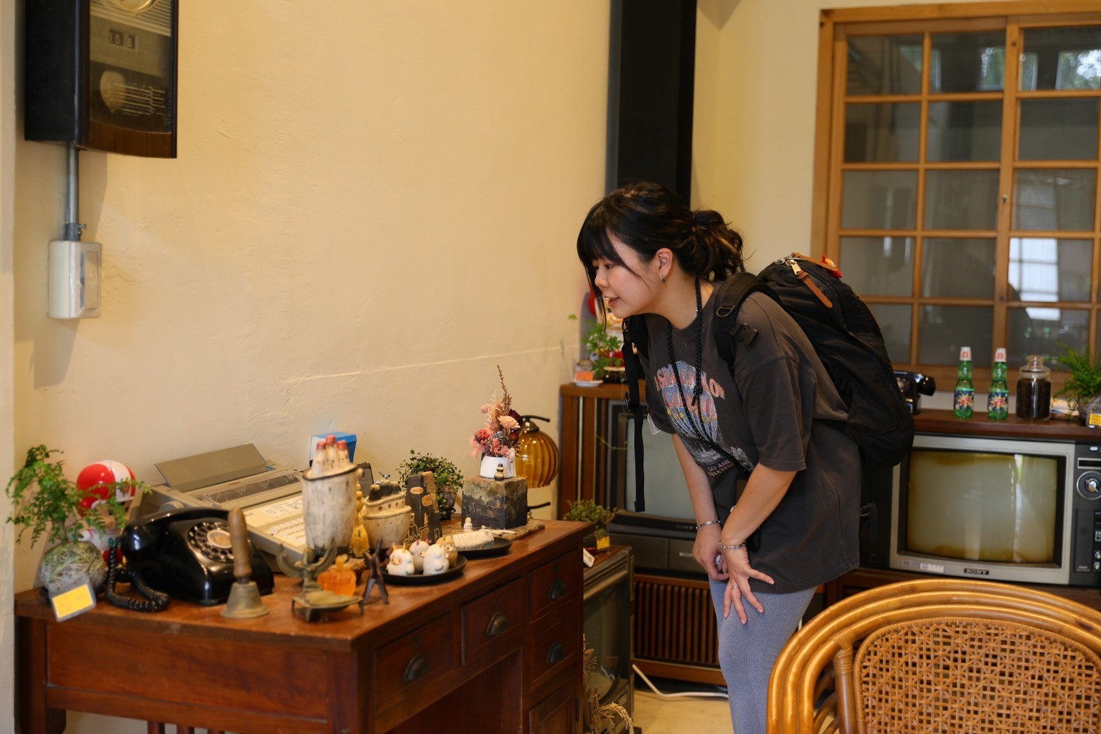「楊梅故事館」中展示的老傢俱上，除了有古早物件，也有藝術家的手工作品。