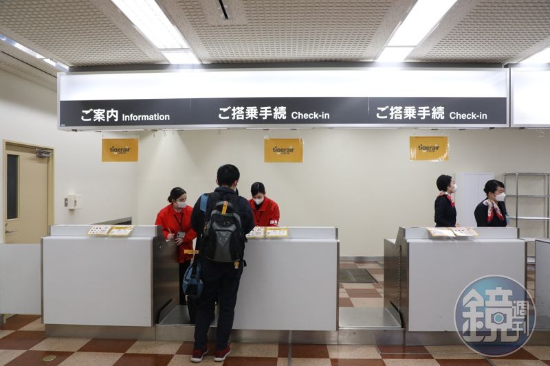 秋田機場僅有兩處報到櫃臺，需要排隊等候。