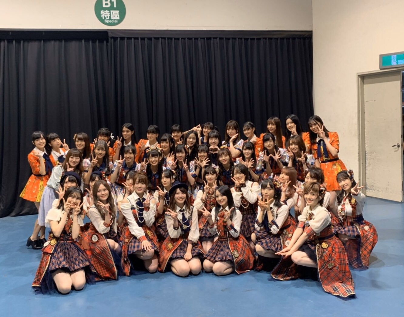 AKB48在2019年登上台北小巨蛋開唱，馬嘉伶（第二排左一）也有上場表演。（翻攝込山榛香X）