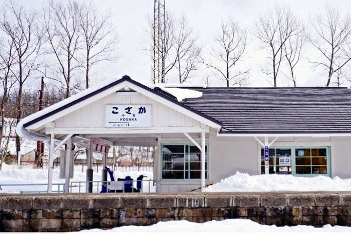 ▲冬雪下濃濃懷舊氛圍的小坂車站。　圖：JR TIMES／提供
