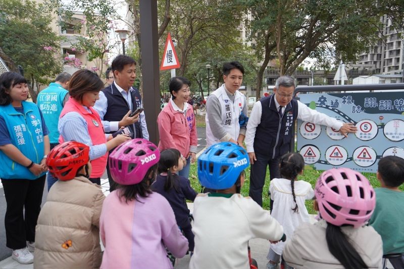 建設局長陳大田教小朋友學習交通標誌。（台中市府提供）