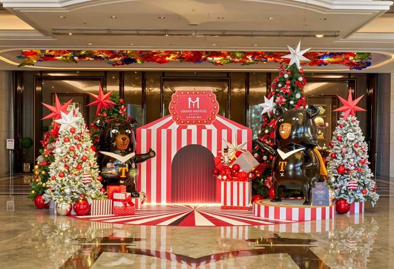 交通部觀光署「喔熊」在台北美福大飯店與民眾一同歡慶耶誕節。（台北美福大飯店提供）