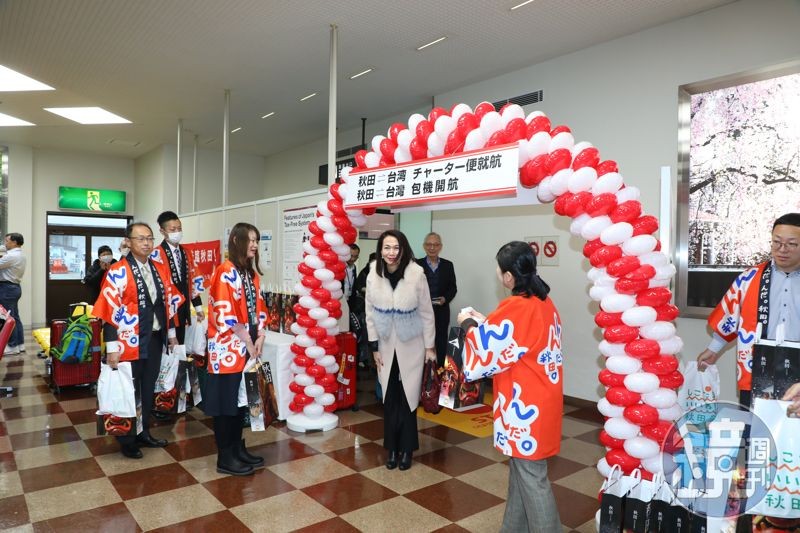 大力促成包機的燦星旅遊總經理殳蓁蓁，12月10日也搭乘首航班機來到秋田，受到熱烈歡迎。