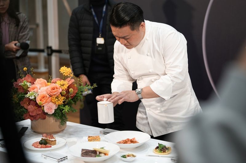 Taïrroir於2023年榮獲米其林三星殊榮，將台灣魂注入法式料理中設計機上餐。（星宇航空提供）