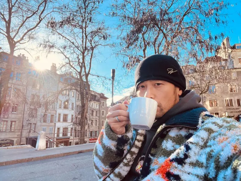 ▲周杰倫在瑞士喝咖啡看美景，不忘宣傳新歌〈聖誕星〉。（圖／翻攝自周杰倫IG）