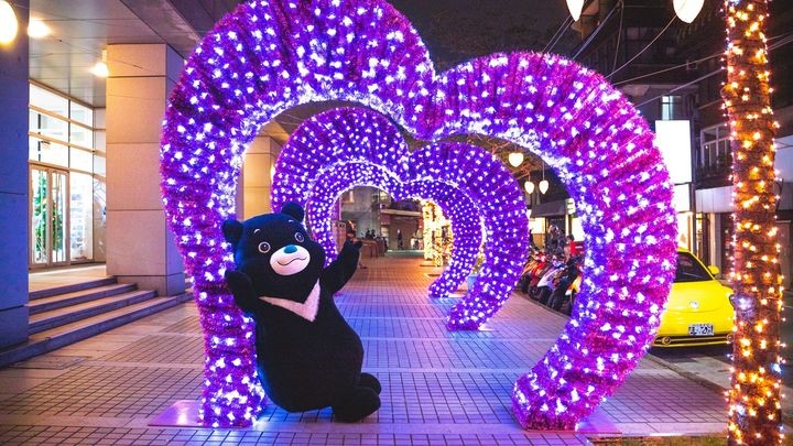 ▲閃亮繽紛的燈區，陪旅客度過歡樂假期。　圖：台北市政府觀光傳播局／提供