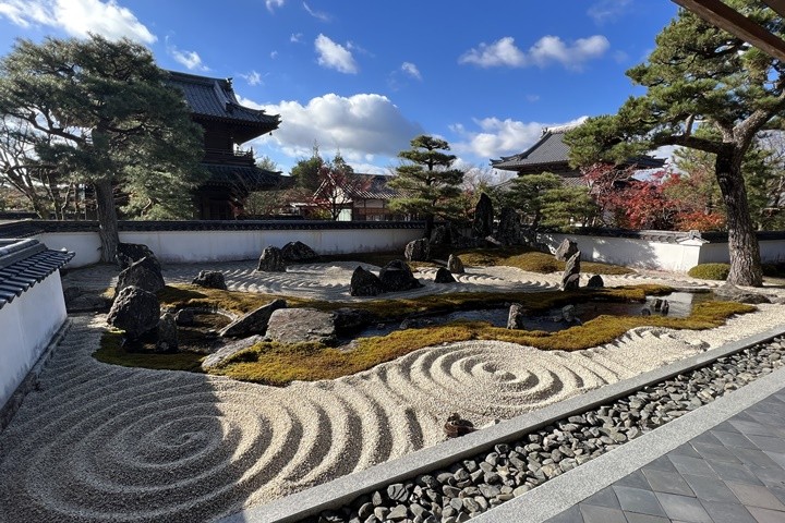 ▲曲水之庭為平安至鎌倉時代流行的庭園樣式，搭配紅葉與藍天格外動人。　圖：向日遊顧問有限公司／提供