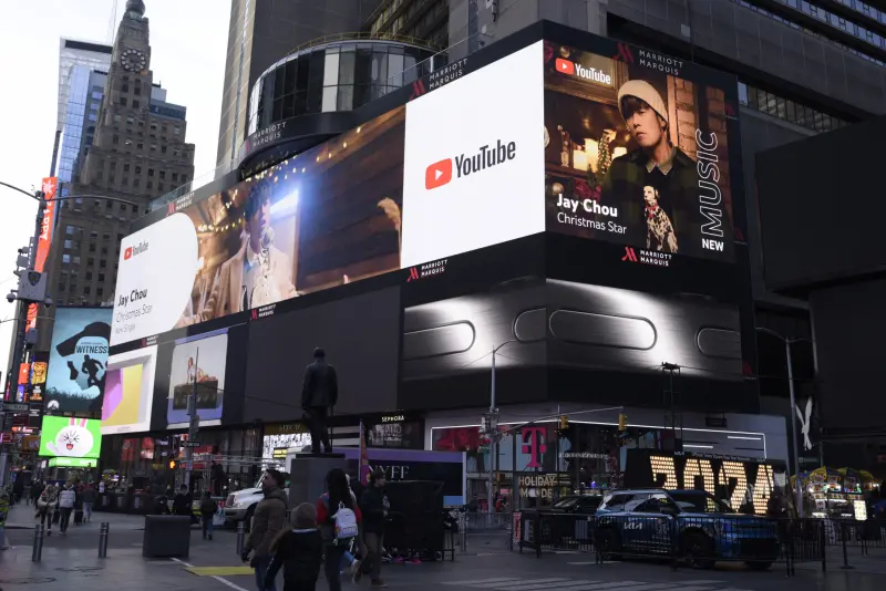 ▲周杰倫新歌〈聖誕星〉MV登上紐約戶外巨型看板。（圖／杰威爾提供）