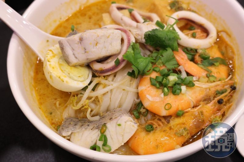 「泰式酸味總匯海鮮河粉」裡面的配料除了蝦子、花枝還有魚片。