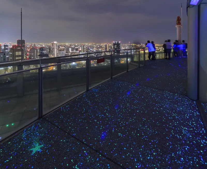 ▲梅田藍天大廈的空中庭園展望台，2023年最新打造出打造出「Lumi Sky Walk」銀河星空步道，讓旅客可以漫步在點點星光大道，同時欣賞大阪夜景。（圖／旅天下）