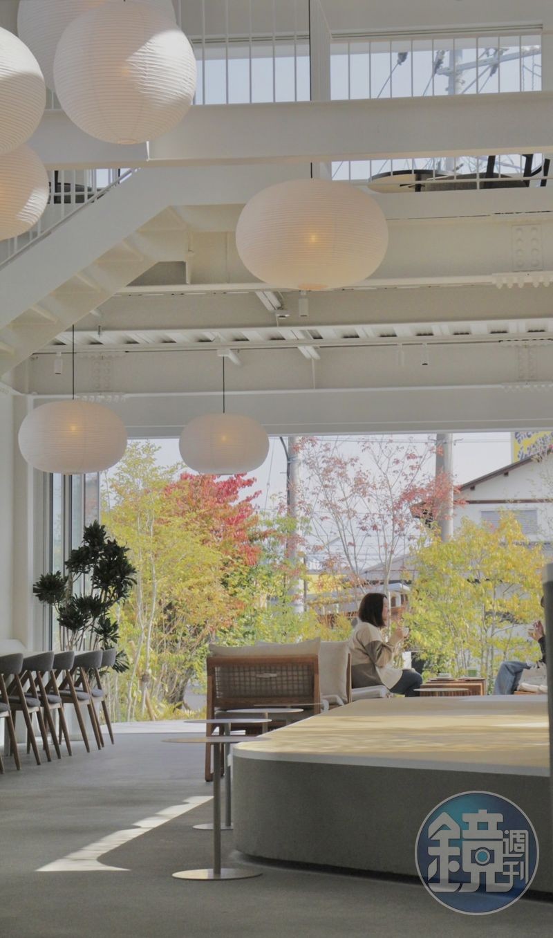 半開放式的咖啡廳採光相當充足，室內與戶外庭園連通也讓整體氛圍更加愜意。