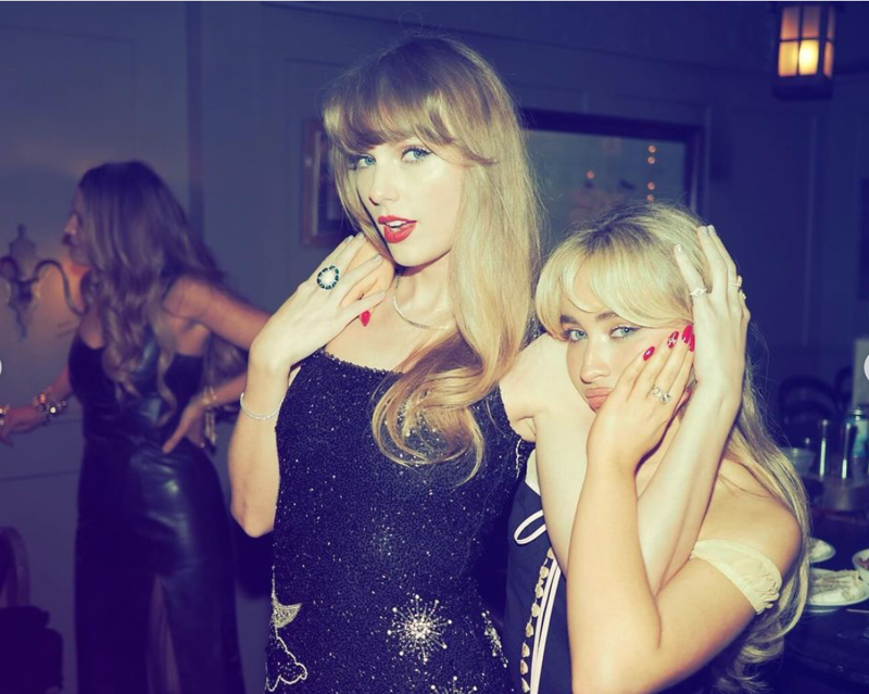 泰勒絲（左）與歌手莎賓娜卡本特（右）。（翻攝自Taylor Swift官方Instagram）