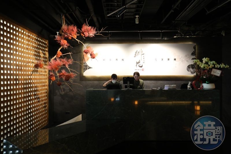 緋花是風間餐飲集團的第一間火鍋品牌，開在台中的老虎城Tiger City的地下一樓。