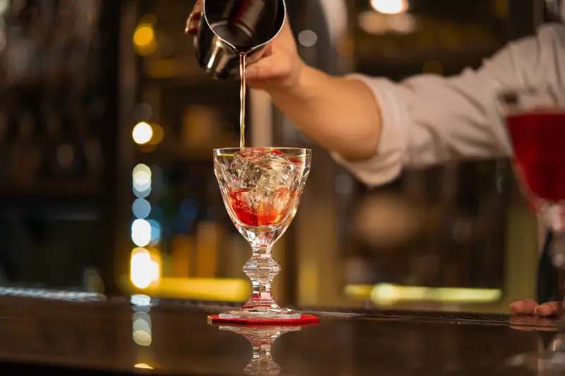 ▲亞洲50大酒吧AHA Saloon以Baccarat最經典的Harcourt哈寇特酒器為靈感發想，精心打造4款獨一無二的雞尾酒特調。（圖／AHA Saloon提供）