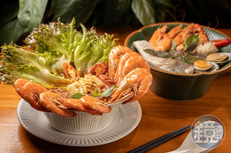 蝦子不怕你吃的澎湃「大馬檳城蝦麵」（前，350元／碗）以及湯頭又酸又香的「柬埔寨鱸魚海鮮酸湯麵」（後，315元／碗）。
