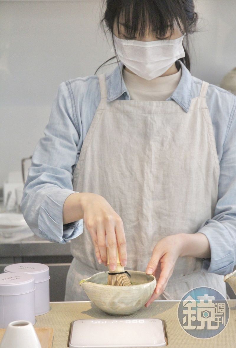 菜單上的抹茶飲品原料來自京都宇治，工作人員也會現場手刷抹茶製作飲料。