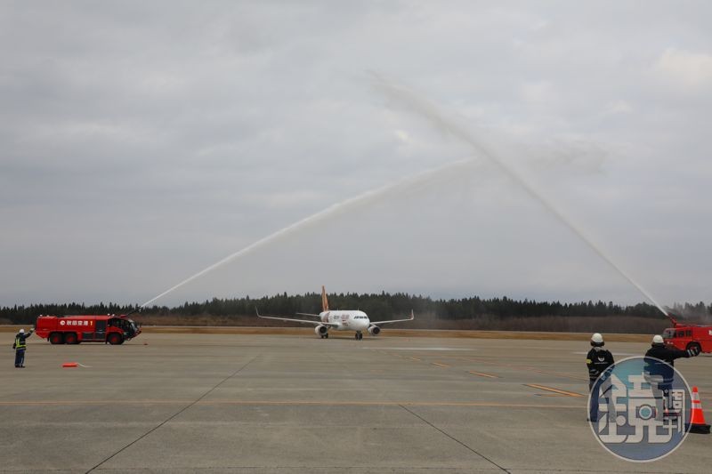 虎航飛機抵達秋田機場時，出動兩輛消防車進行灑水歡迎儀式。
