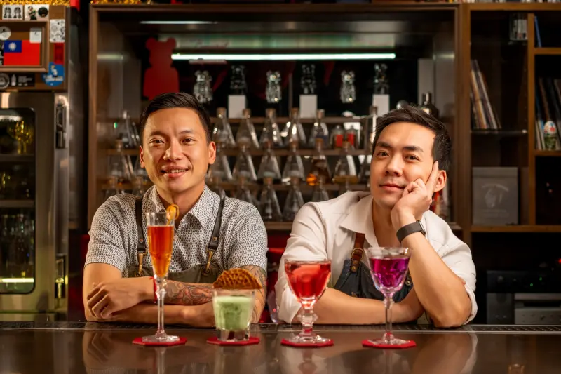 ▲AHA Saloon主理人 Victor楊宜賓(右)與Jeffrey張勳進，調製雞尾酒手法精湛。（圖／AHA Saloon提供）