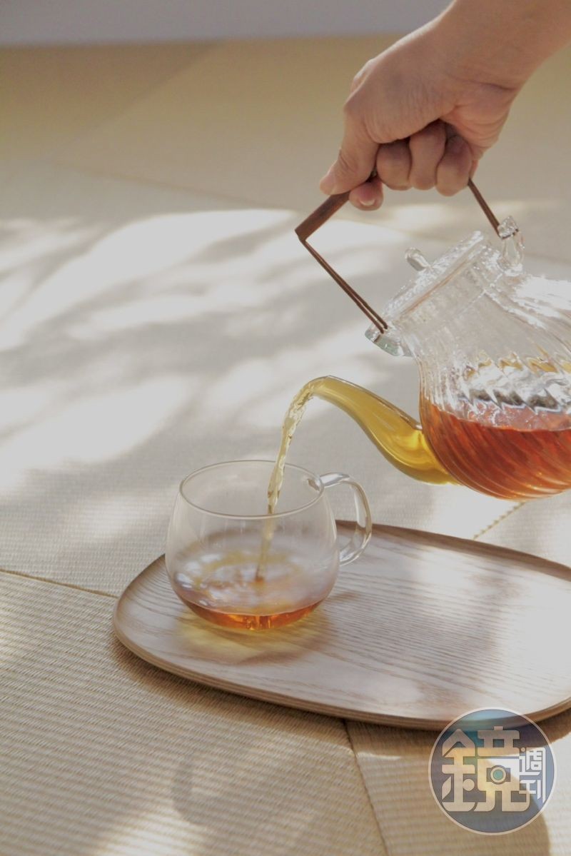 僅供應熱飲的「焙茶」順口無苦澀感，正適合優閒的午後搭配甜點。（500日圓／壺，約NT$110）