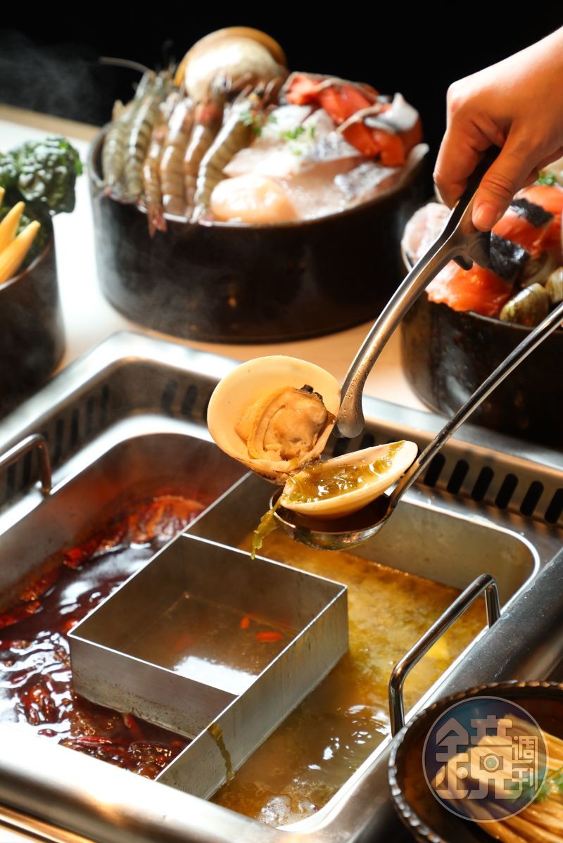 「酸菜魚鍋」（右，320元／份）和「重慶牛油鍋」（左，460元／份）的鴛鴦鍋是現在最流行的組合。