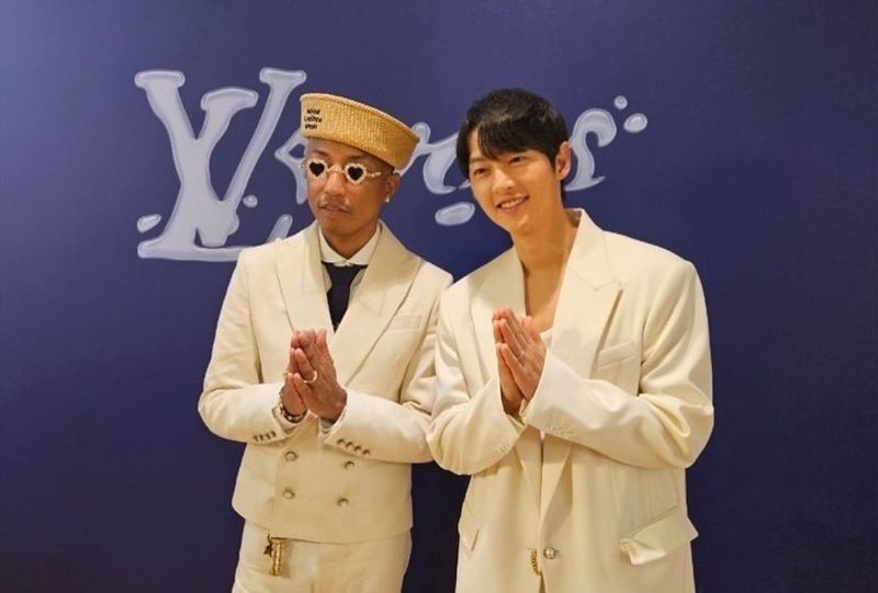 宋仲基（右）受邀參加LV男裝秀與創意總監菲董合影。（翻攝自宋仲基Instagram）