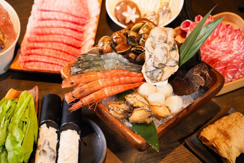 除了能一次吃到蟹腿、蟹腳與蟹螯，品火鍋也供應豐盛的海鮮與肉盤。（品火鍋提供）