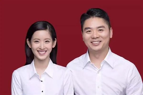 ▲「奶茶妹妹」章澤天（左）與劉強東2015年結婚。（圖／微博）